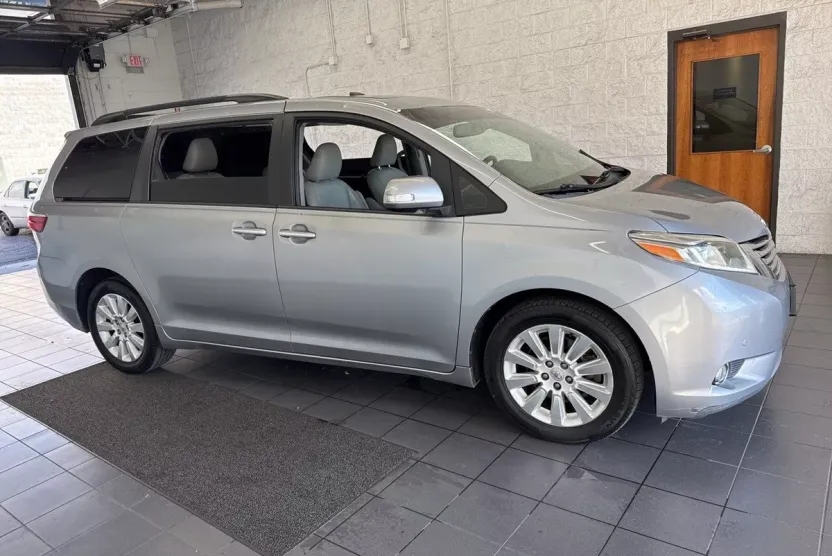 2015 Toyota Sienna Limited Premium photo 1