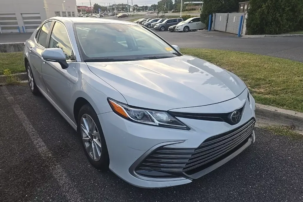 2023 Toyota Camry LE photo 1