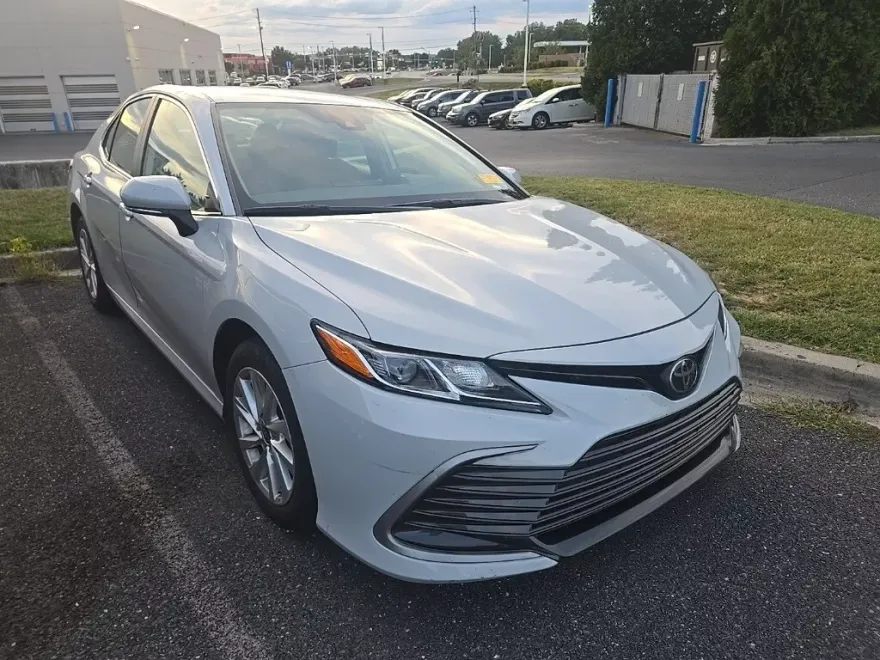 2023 Toyota Camry LE photo 1