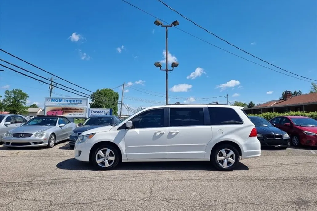 2011 Volkswagen Routan SE photo 1