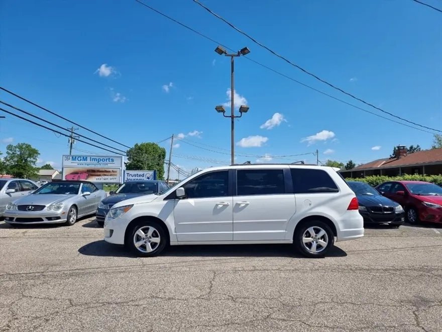 2011 Volkswagen Routan SE photo 1