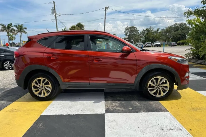 2016 Hyundai Tucson SE photo 1