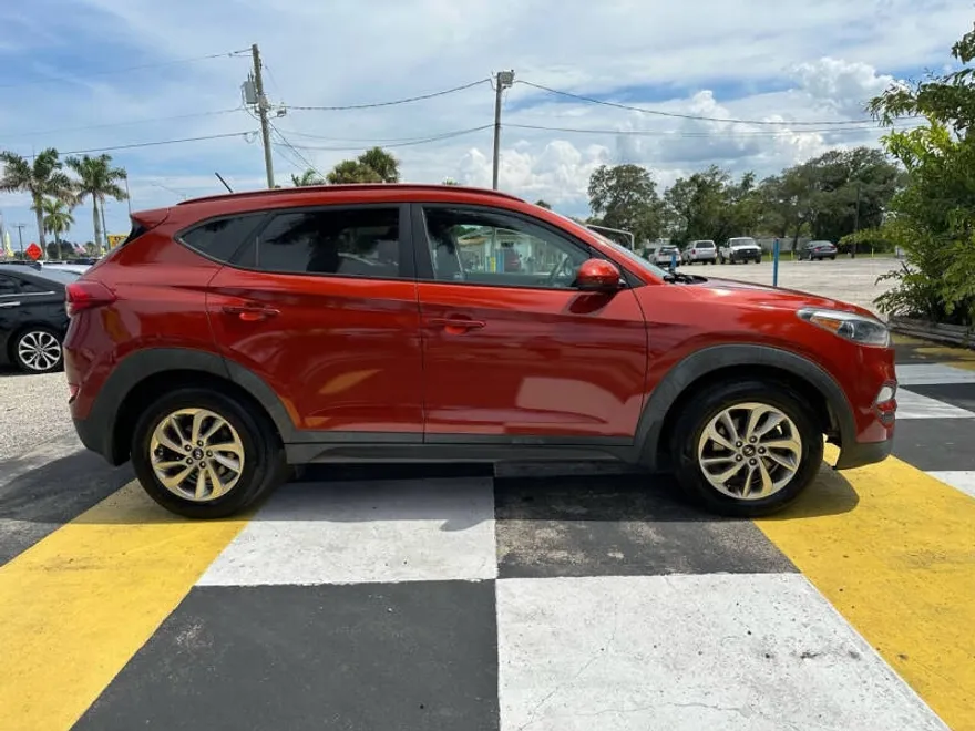 2016 Hyundai Tucson SE photo 1