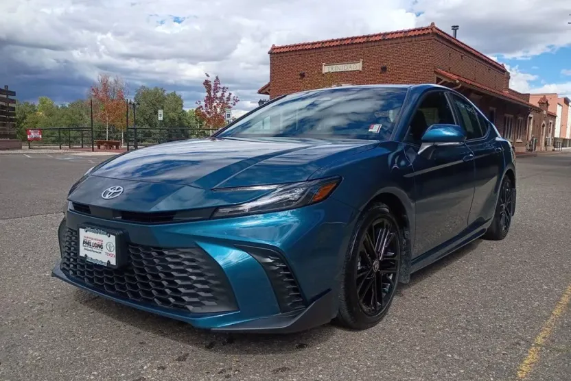 2025 Toyota Camry SE photo 1