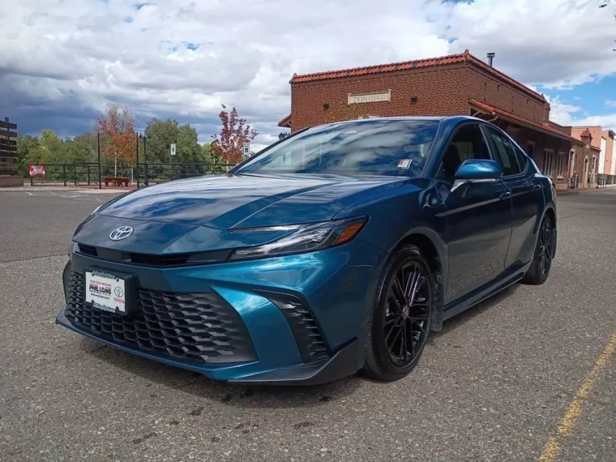 2025 Toyota Camry SE photo 1