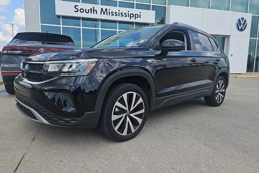 2024 Volkswagen Taos SE photo 1