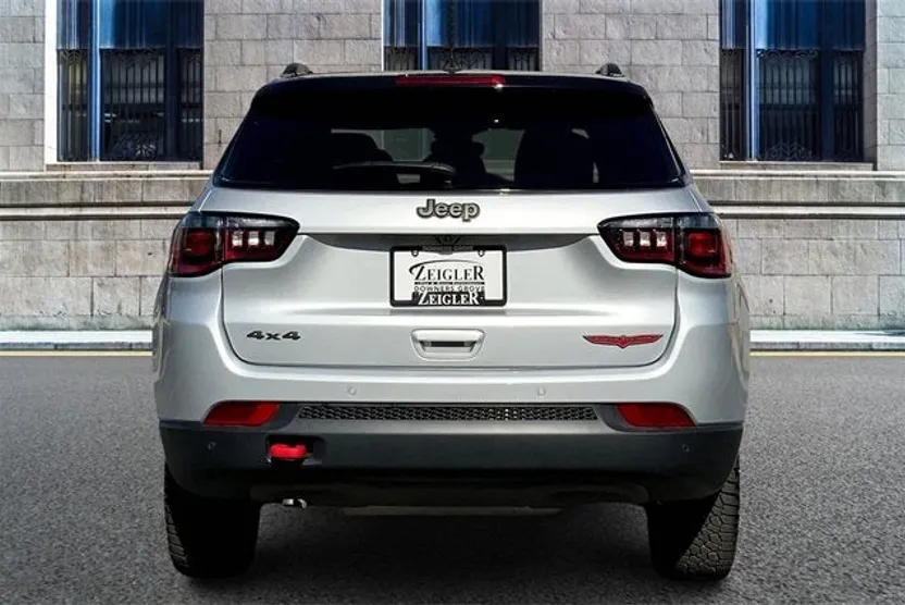 2025 Jeep Compass Trailhawk photo 1