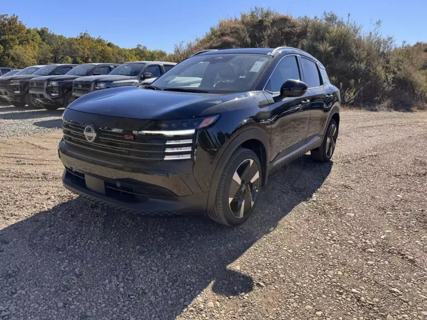 2025 Nissan Kicks SR photo 1