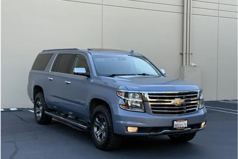 2016 Chevrolet Suburban LT photo 1