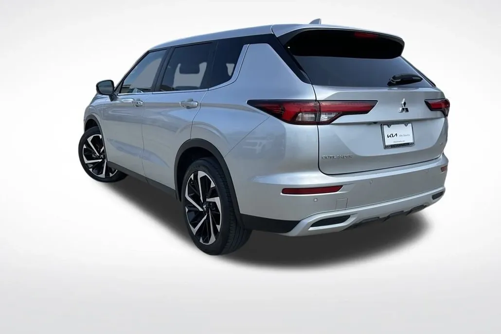 2023 Mitsubishi Outlander SE photo 1
