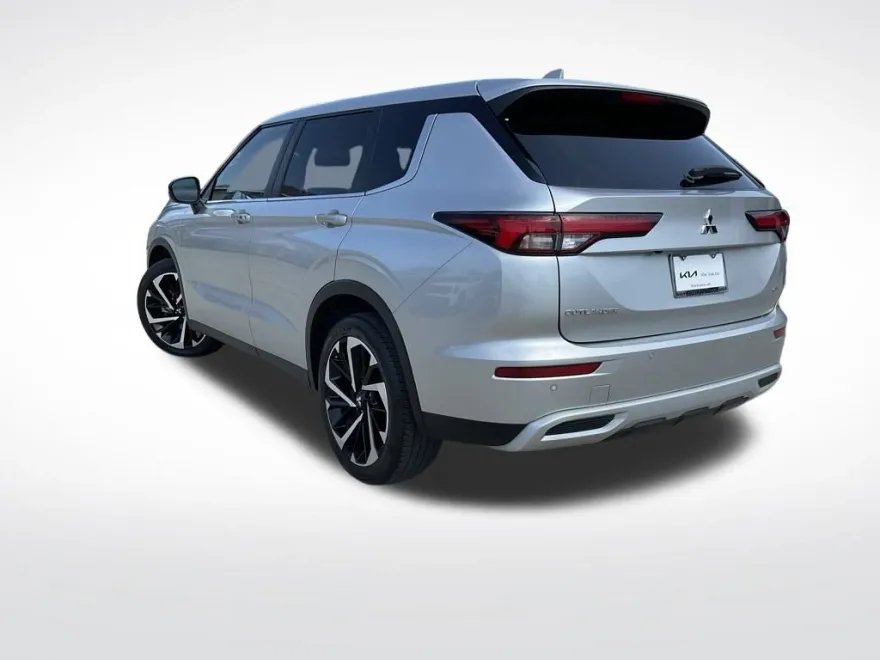 2023 Mitsubishi Outlander SE photo 1