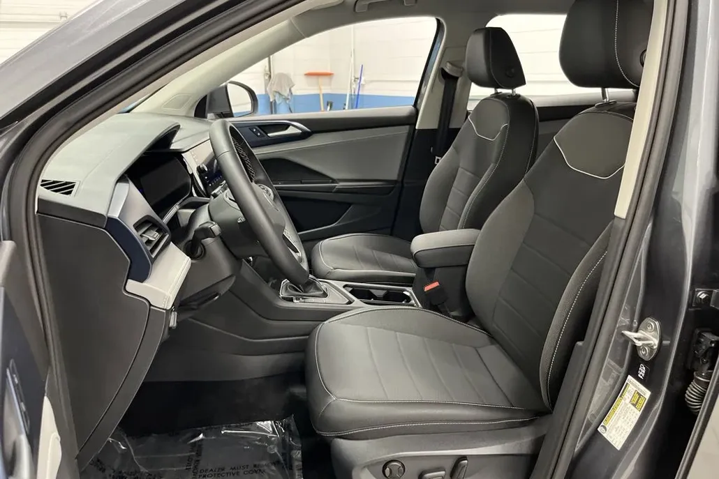2024 Volkswagen Taos SE photo 1