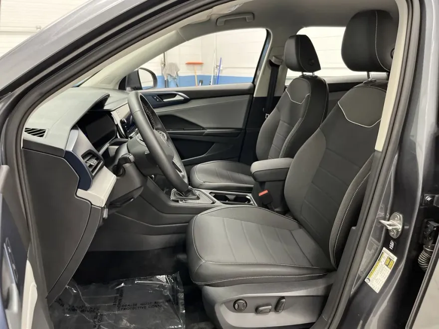 2024 Volkswagen Taos SE photo 1