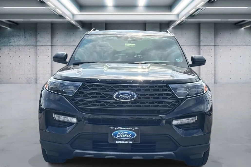 2022 Ford Explorer XLT photo 1