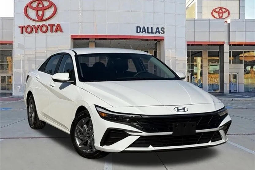 2024 Hyundai Elantra SEL photo 1