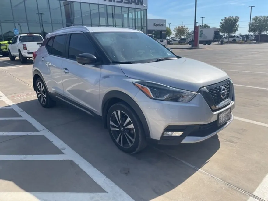 2019 Nissan Kicks SR photo 1