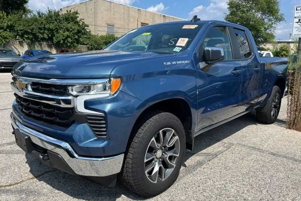 2024 Chevrolet Silverado 1500 LT photo 1