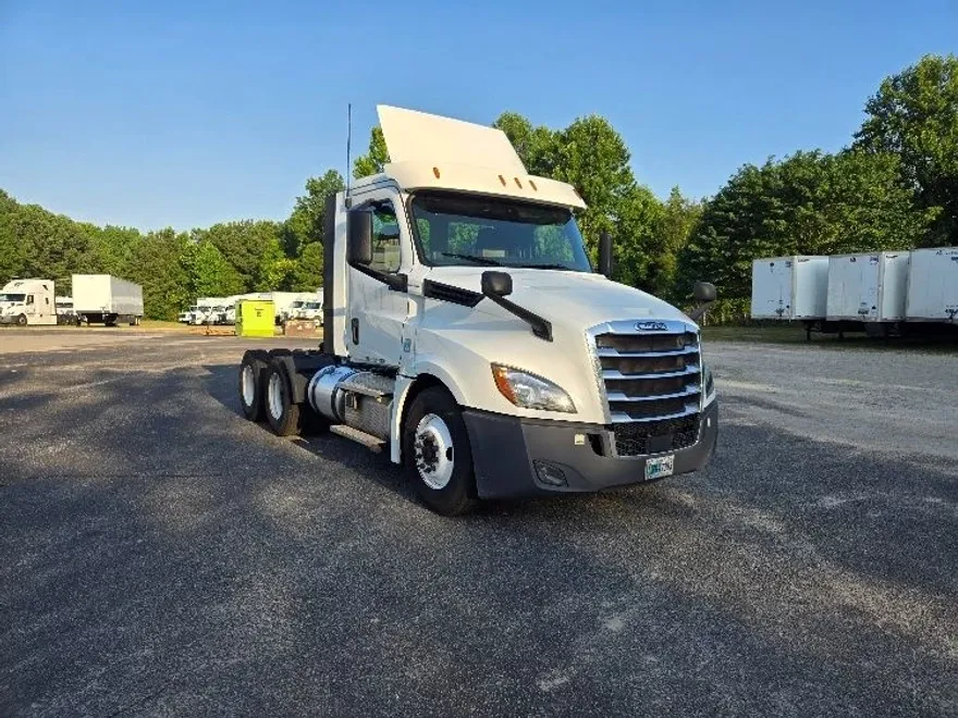 2020 Freightliner Cascadia 126" Day cab photo 1