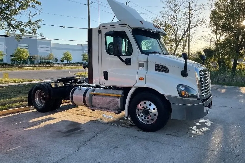 2017 Freightliner Cascadia 113" sleeper cab photo 1