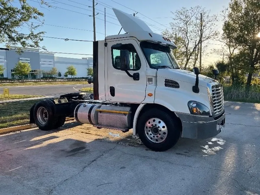 2017 Freightliner Cascadia 113" sleeper cab photo 1