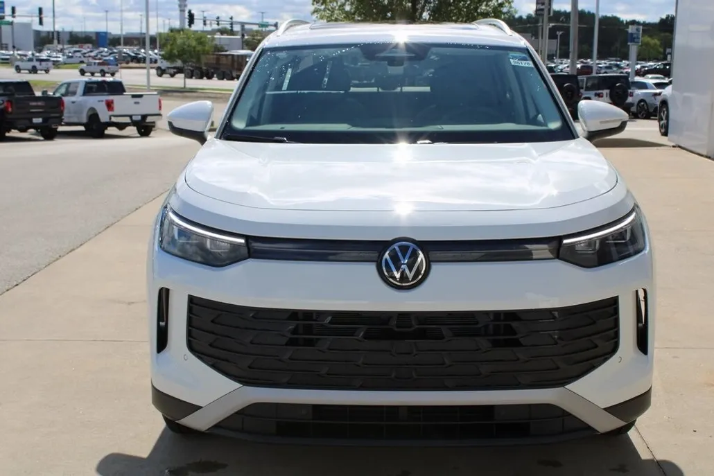 2025 Volkswagen Tiguan SE photo 1