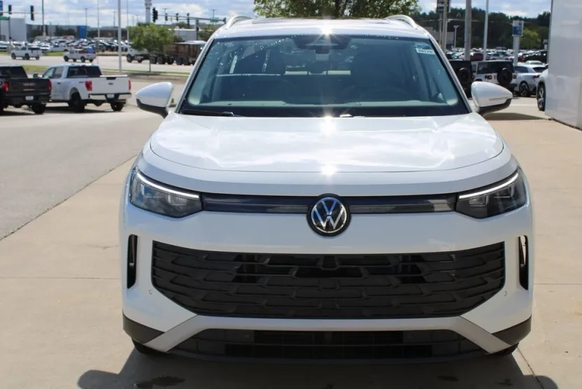 2025 Volkswagen Tiguan SE photo 1
