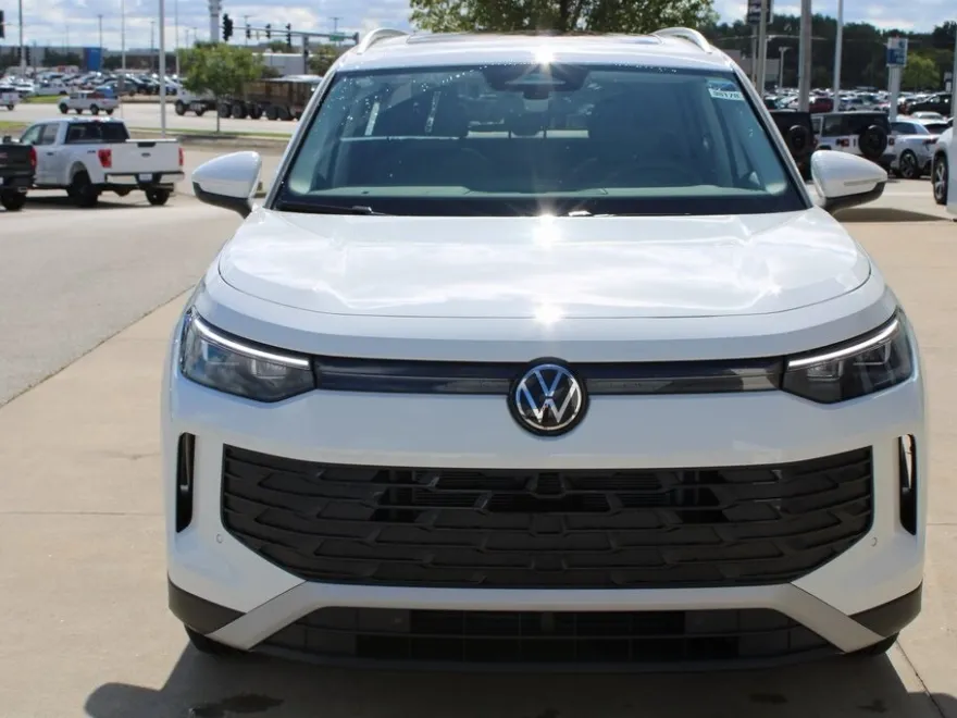 2025 Volkswagen Tiguan SE photo 1