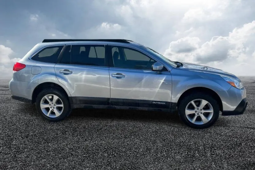 2013 Subaru Outback 2.5i Premium photo 1