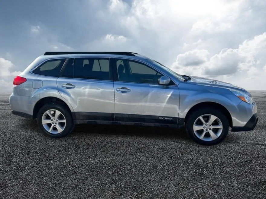 2013 Subaru Outback 2.5i Premium photo 1