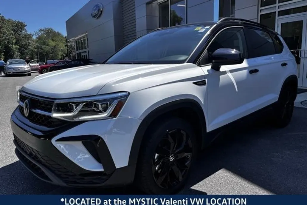2024 Volkswagen Taos SE photo 1
