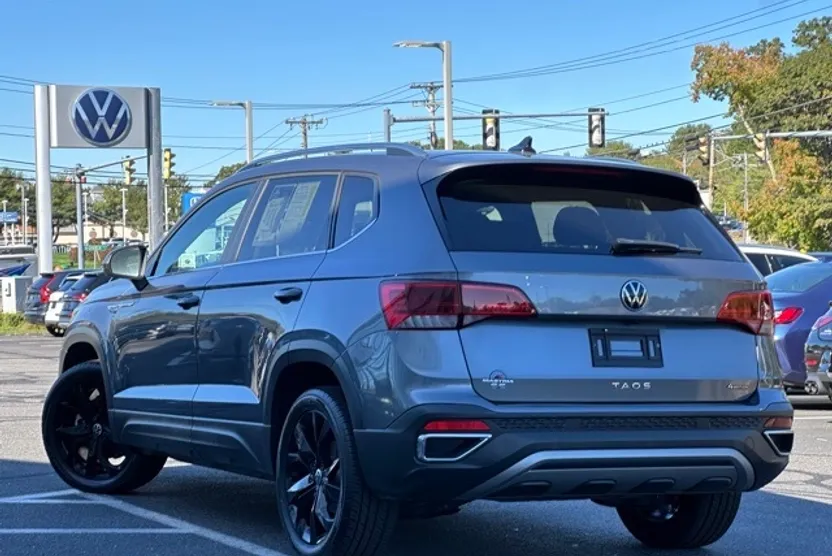 2022 Volkswagen Taos SE photo 1