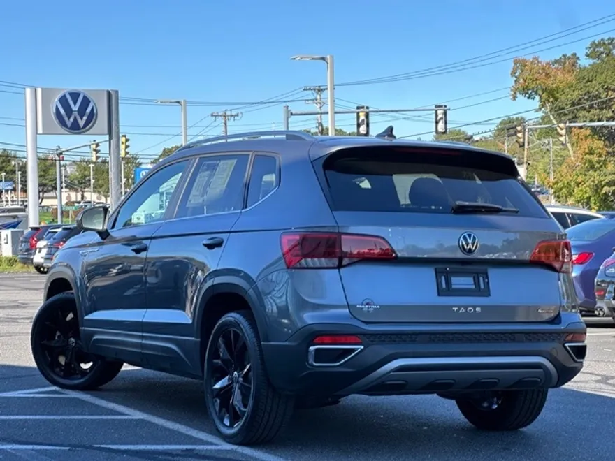 2022 Volkswagen Taos SE photo 1