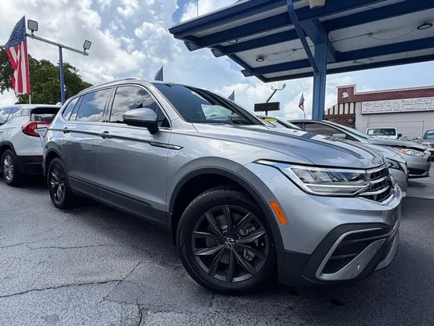 2022 Volkswagen Tiguan SE photo 1
