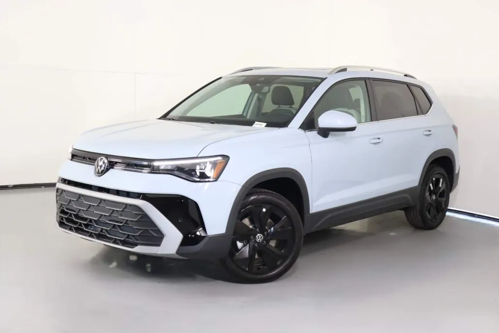 2025 Volkswagen Taos SE photo 1