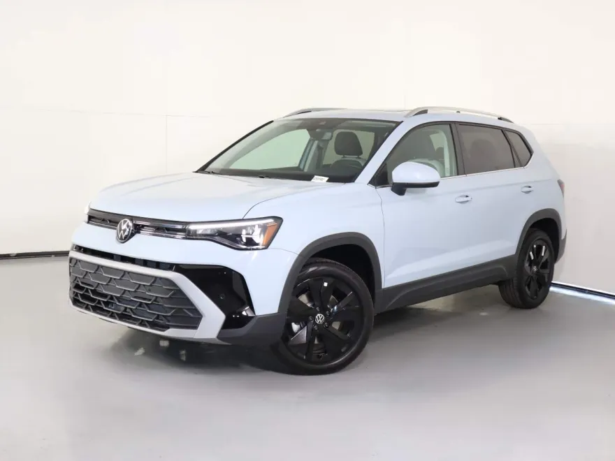 2025 Volkswagen Taos SE photo 1
