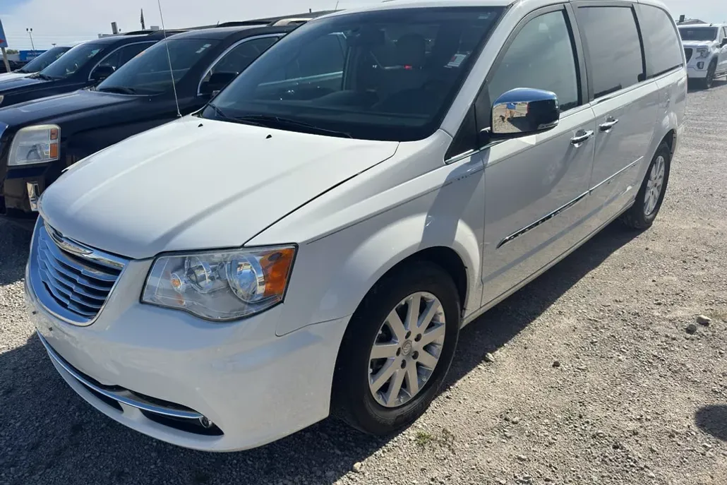 2012 Chrysler Town & Country photo 1