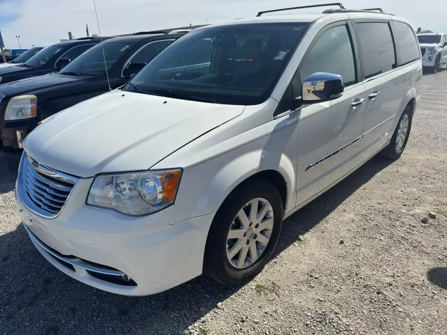 2012 Chrysler Town & Country photo 1