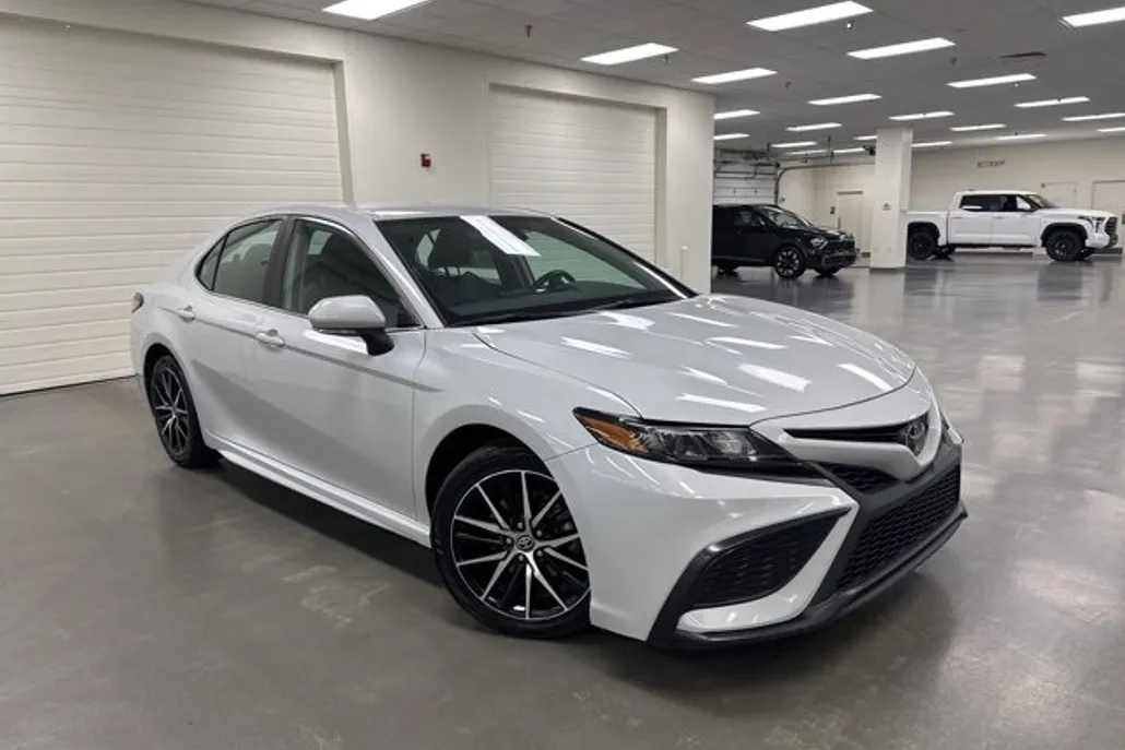 2023 Toyota Camry SE photo 1