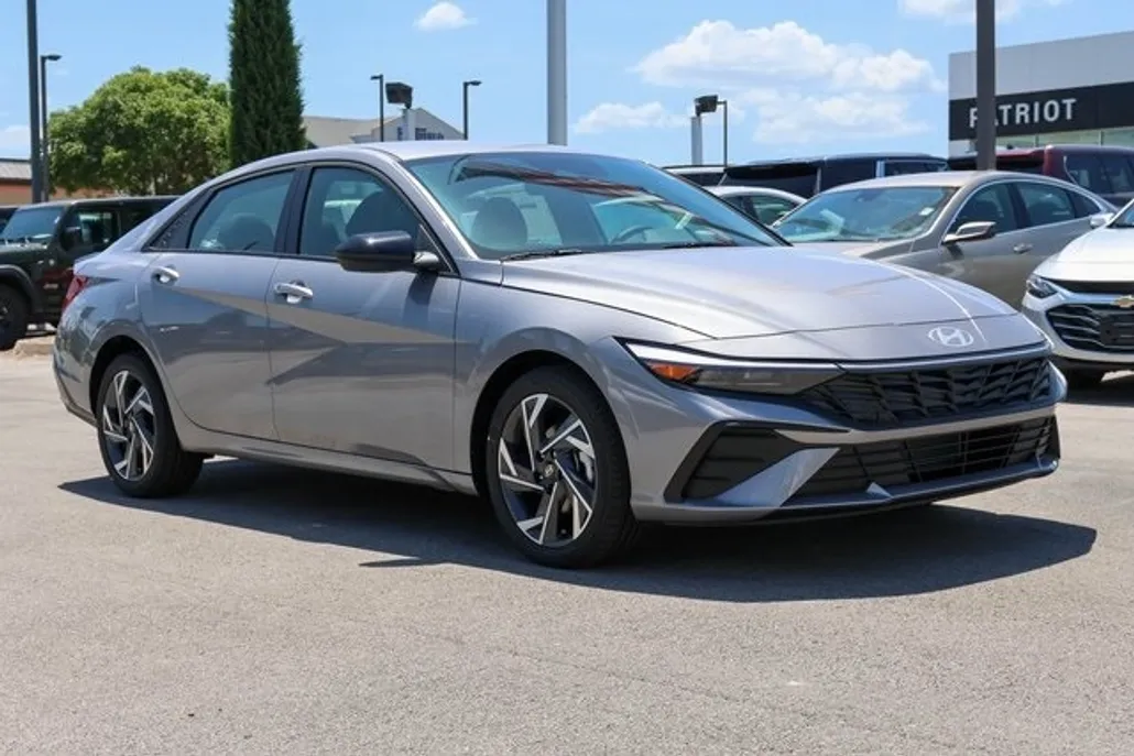 2025 Hyundai Elantra SEL Sport photo 1