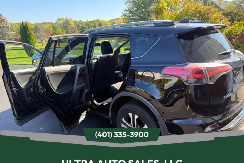 2016 Toyota RAV4 LE photo 1