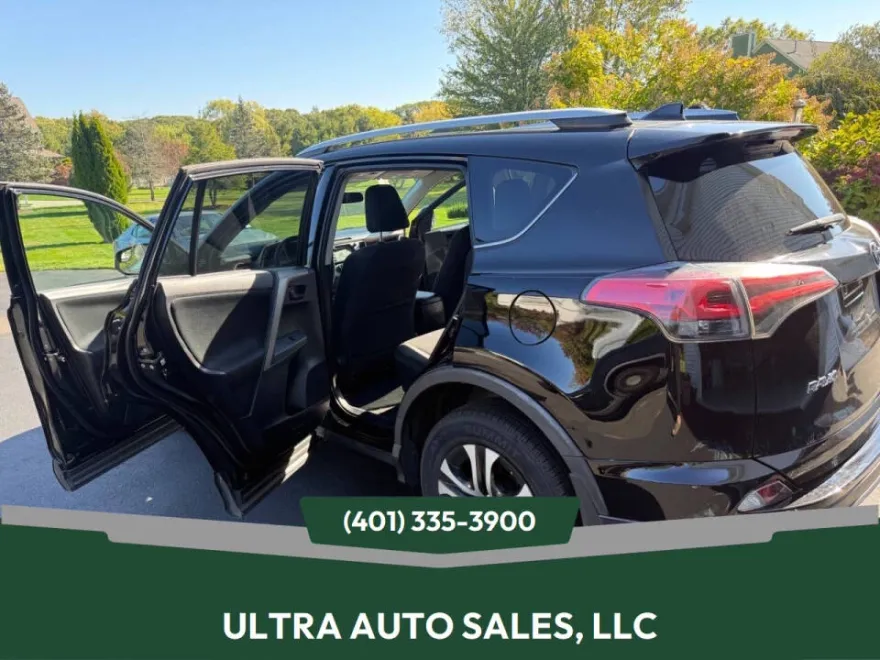 2016 Toyota RAV4 LE photo 1