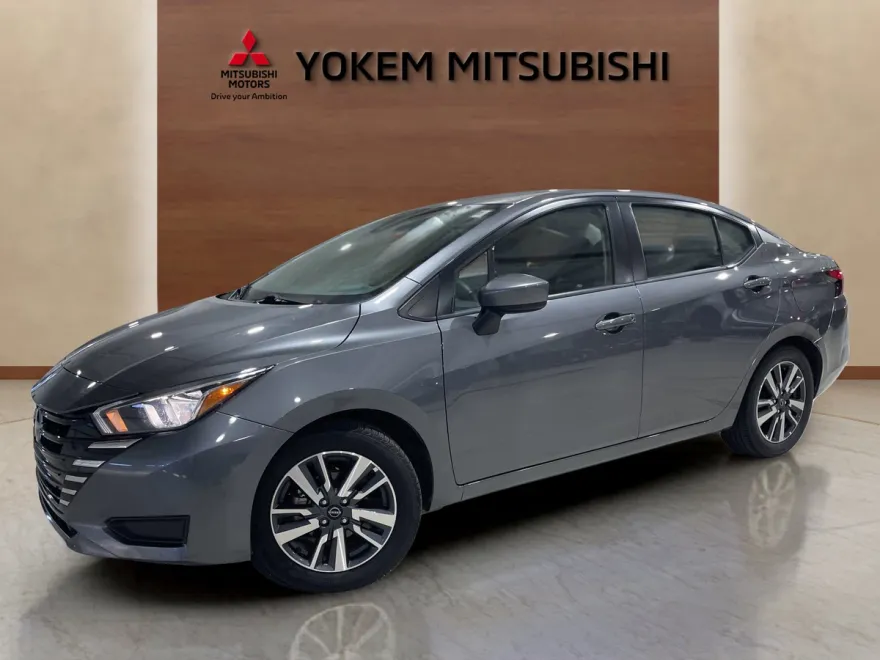 2023 Nissan Versa SV photo 1