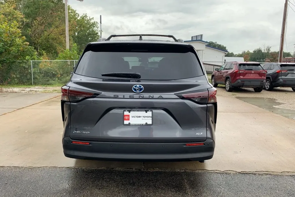 2025 Toyota Sienna XLE photo 1