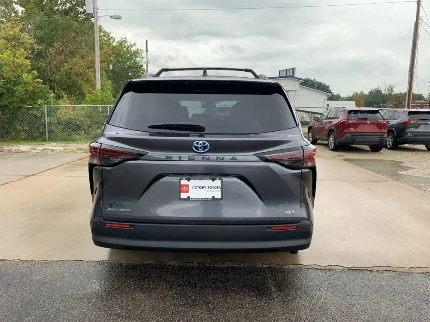 2025 Toyota Sienna XLE photo 1
