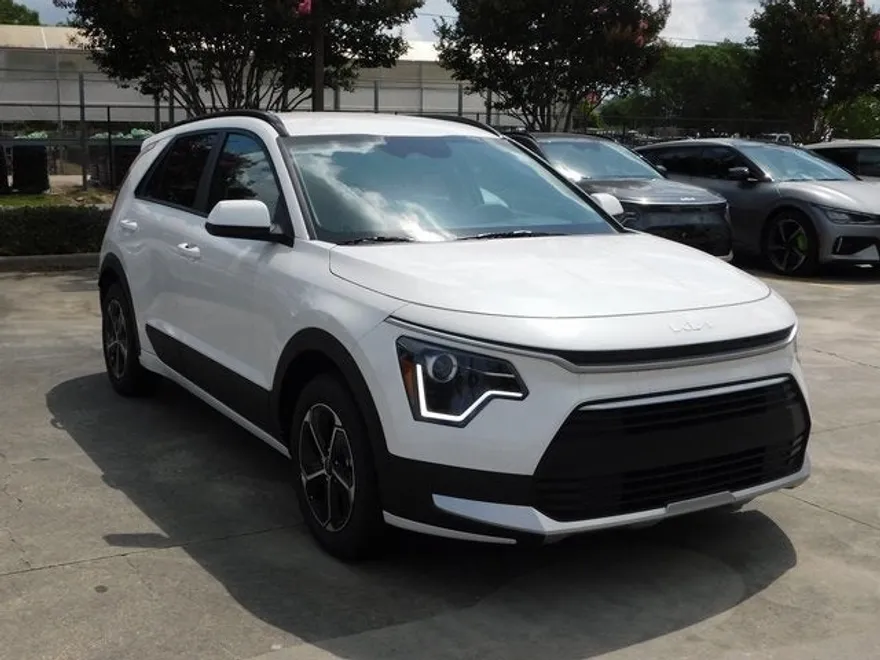 2025 Kia Niro LX photo 1