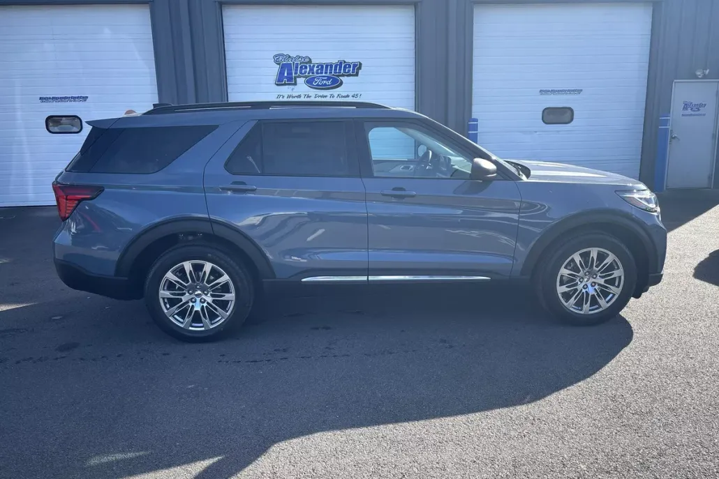 2025 Ford Explorer photo 1