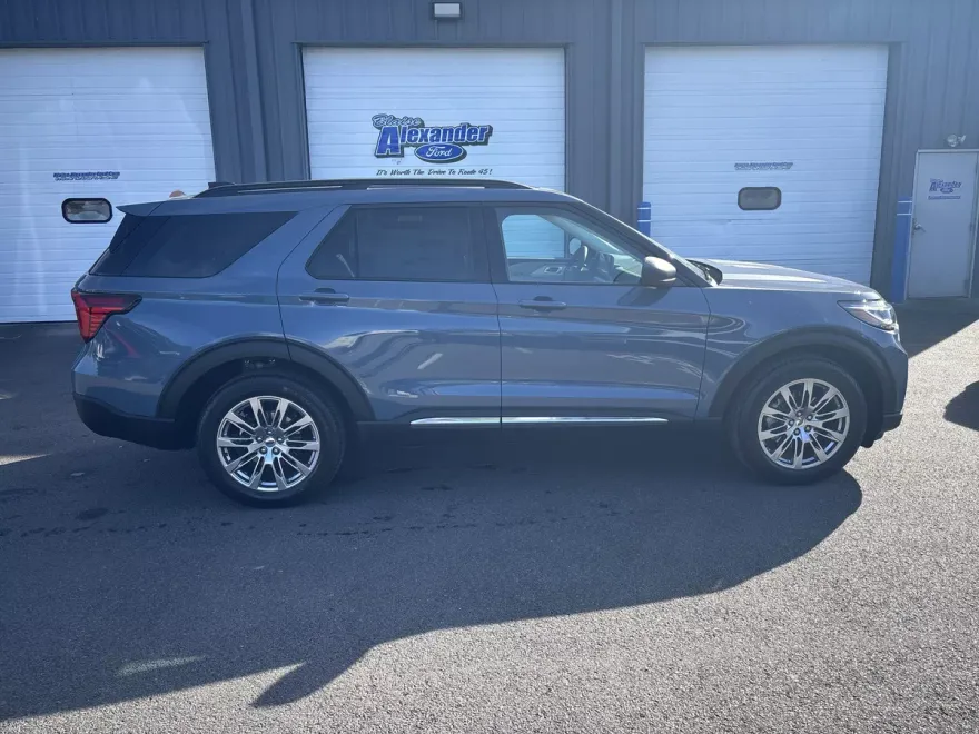 2025 Ford Explorer photo 1