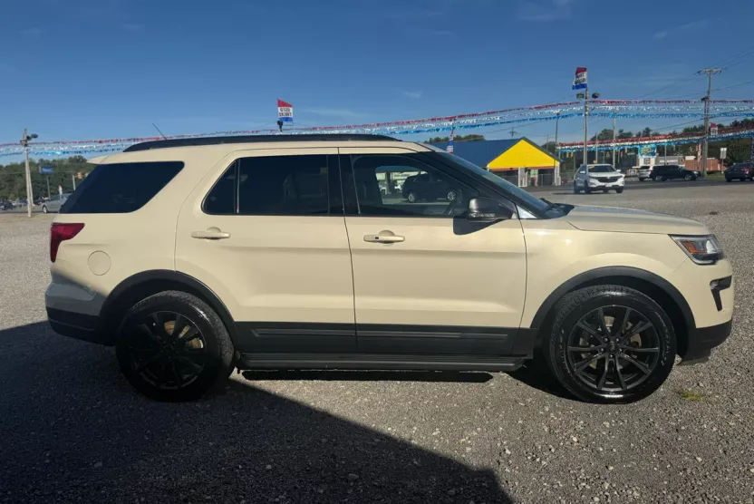 2018 Ford Explorer XLT photo 1
