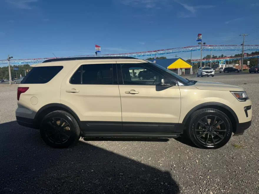 2018 Ford Explorer XLT photo 1