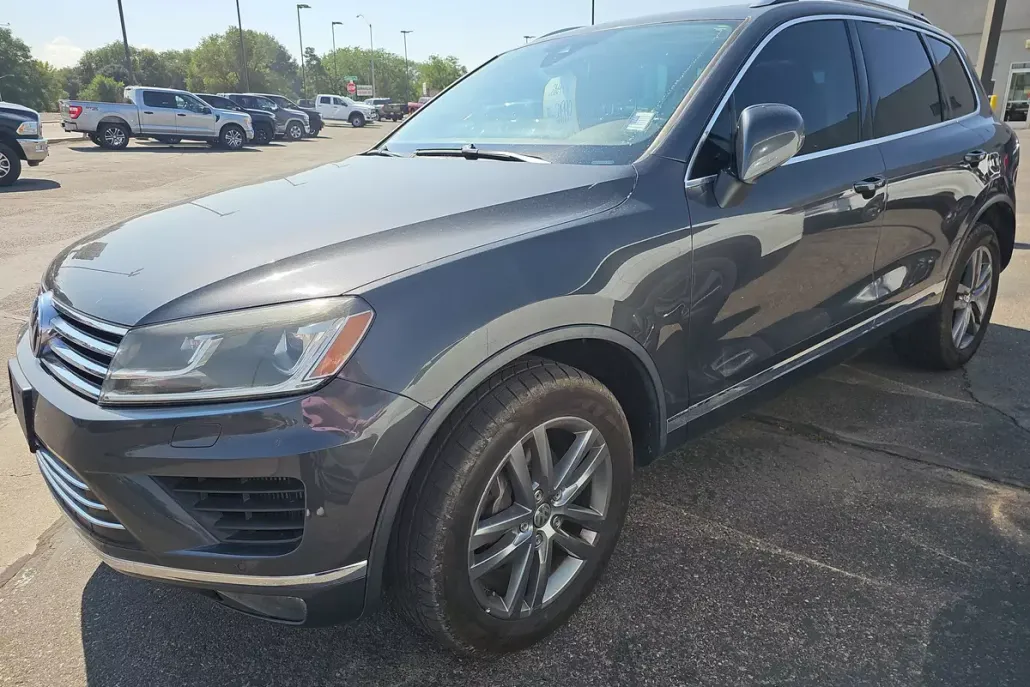 2016 Volkswagen Touareg FSI Sport Lux Executive photo 1